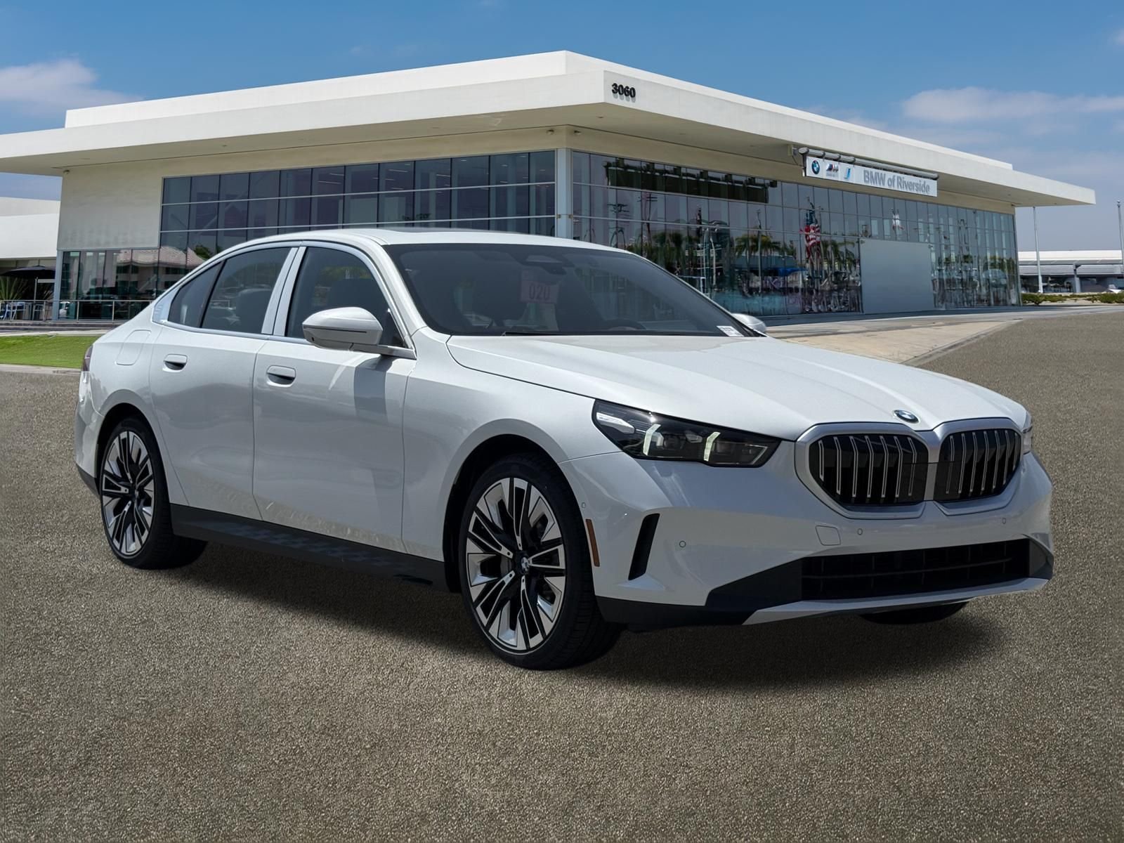 New 2027 Mineral White Metallic BMW 530i xDrive image 2