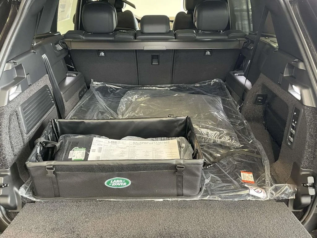 New 2026 Santorini Black Land Rover SE image 18
