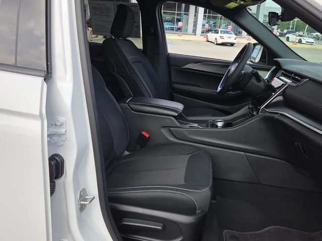 Used 2025 White Jeep Laredo image 14