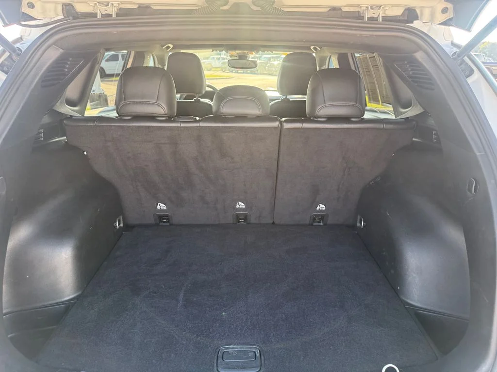 Used 2024 White Jeep Latitude image 21