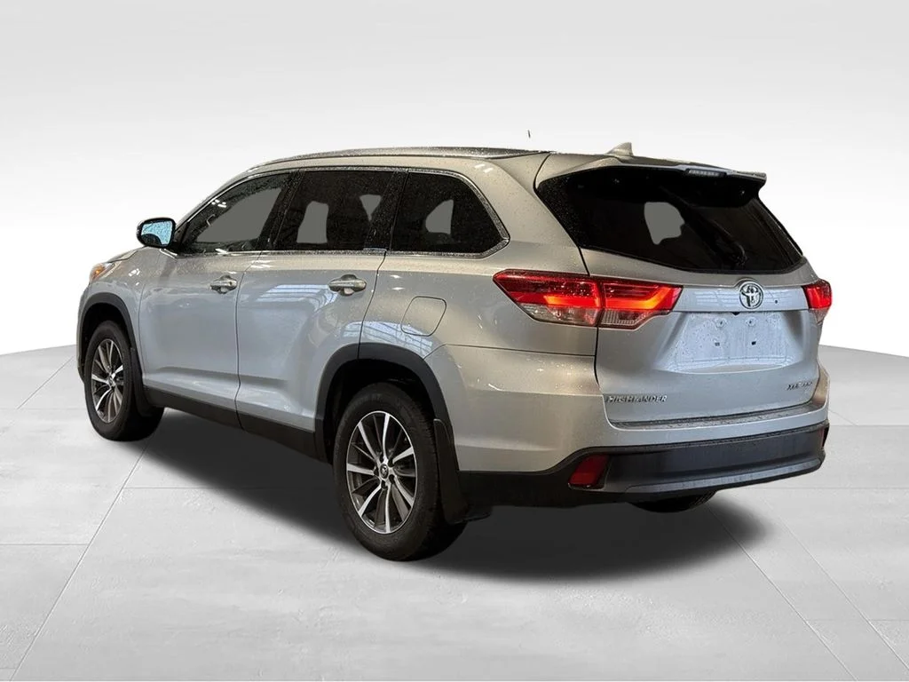 Used 2019 Silver Toyota XLE image 3