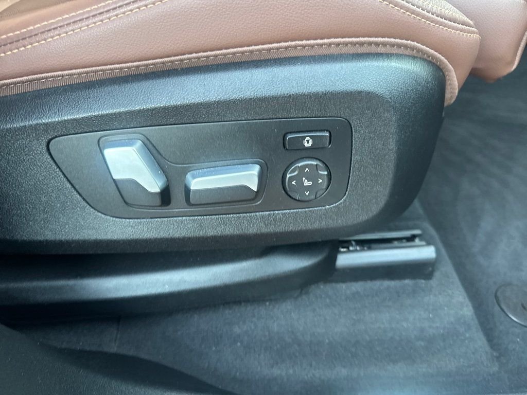 Used 2022 Black BMW xDrive40i image 18