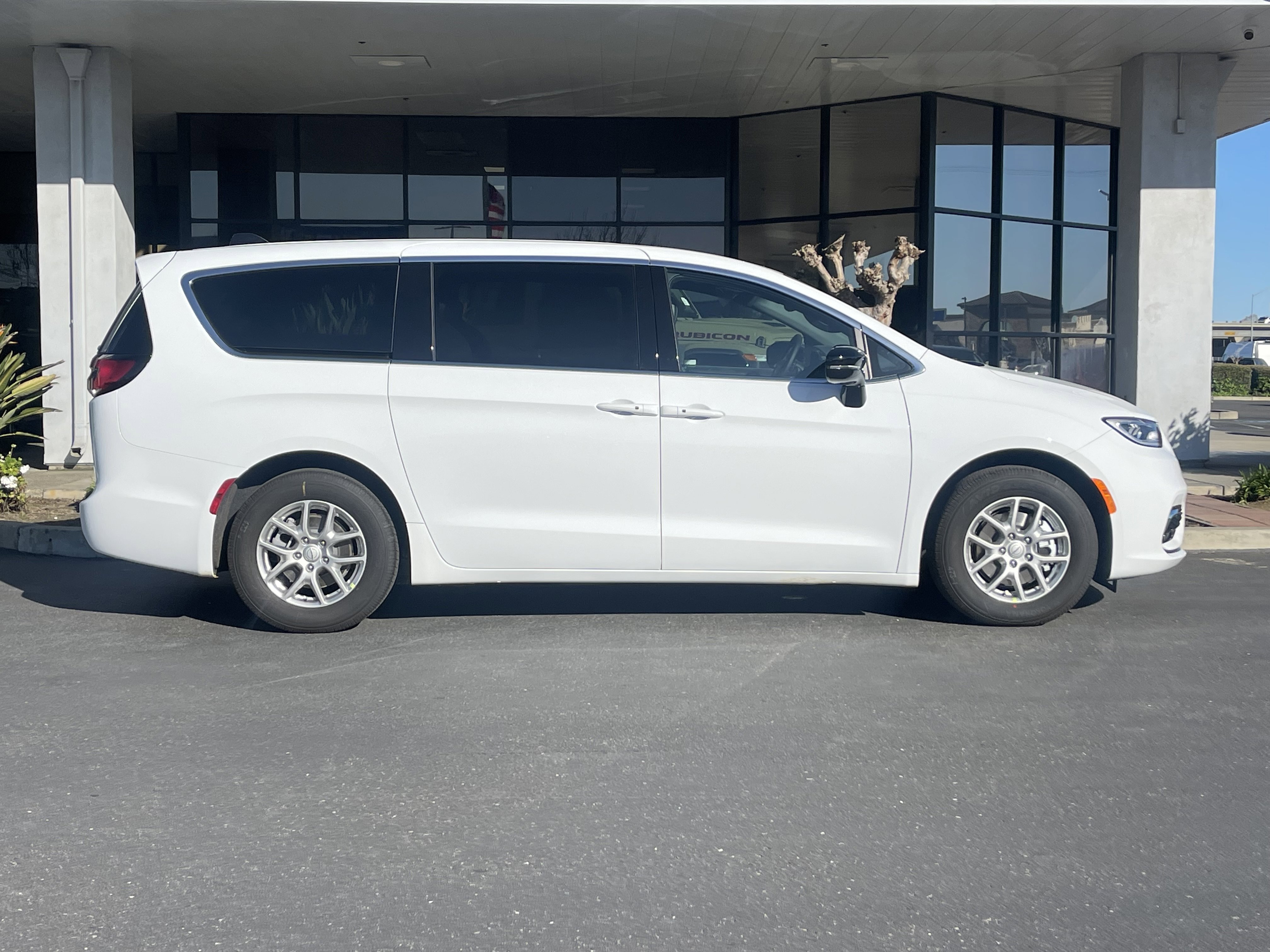 New 2026 Bright White Clear-Coat Exterior Paint Chrysler Select image 8