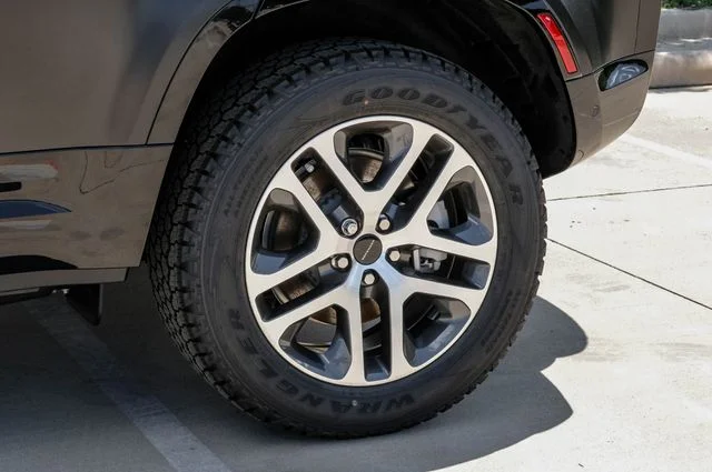 New 2026 Santorini Black Land Rover X-Dynamic SE image 63
