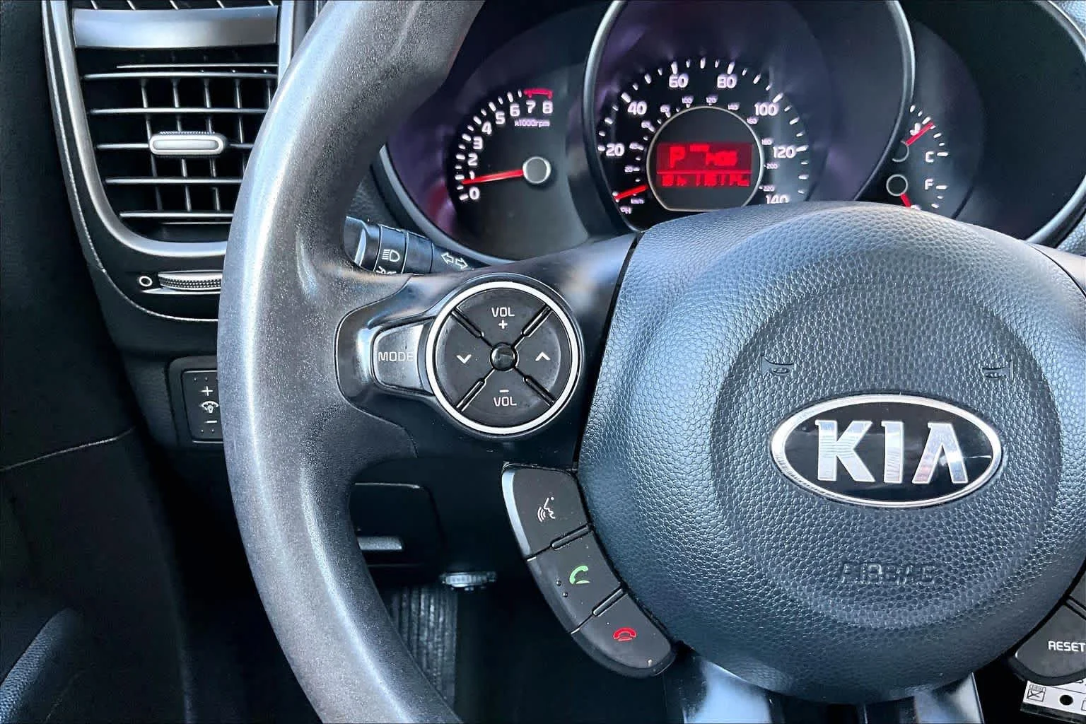 Used 2018 Clear White Kia Base image 23