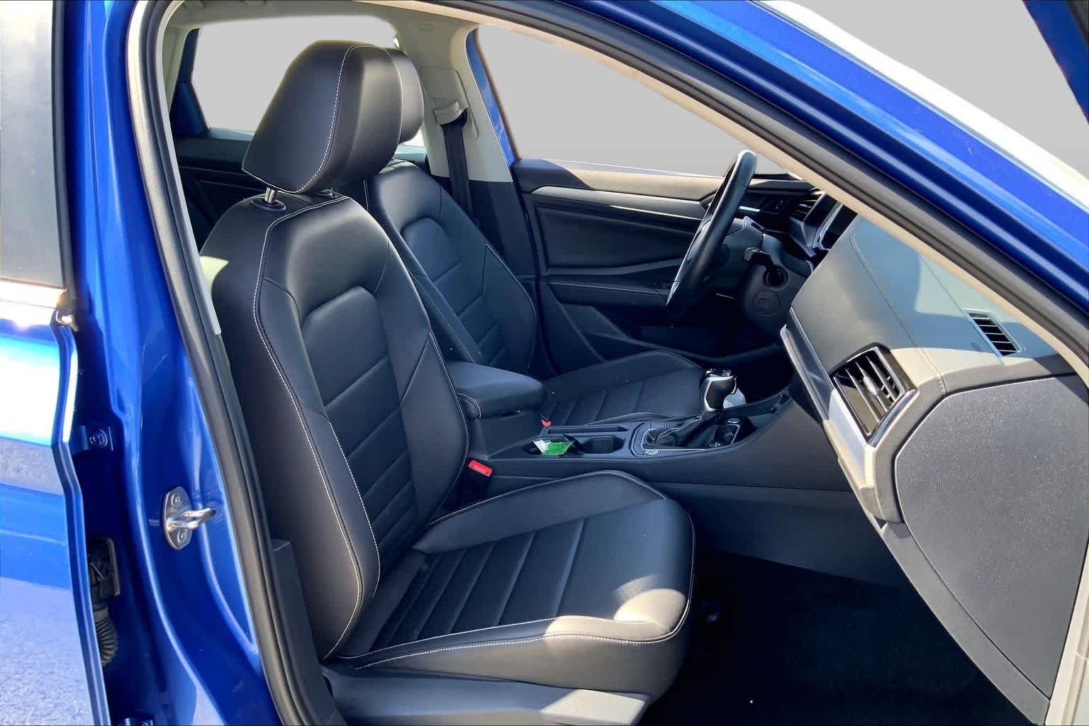 Used 2024 Rising Blue Metallic Volkswagen SE image 9
