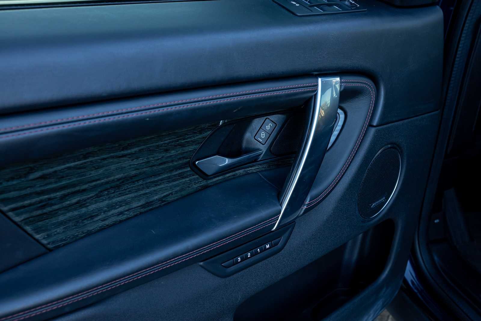 Used 2020 Portofino Blue Metallic Land Rover SE R-Dynamic image 13
