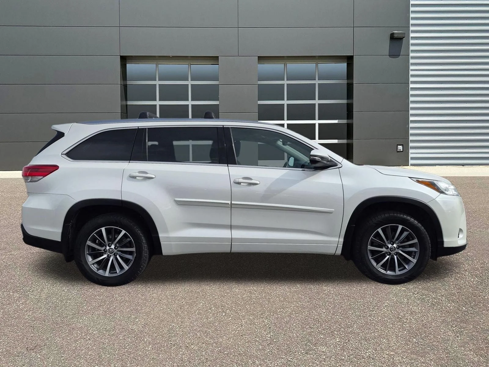 Used 2018 Blizzard Pearl Toyota XLE image 4