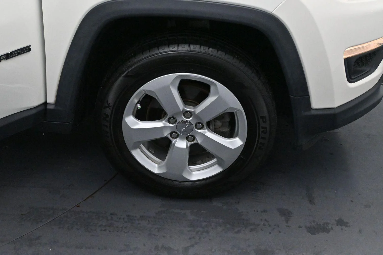 Used 2019 White Clearcoat Jeep Latitude image 30