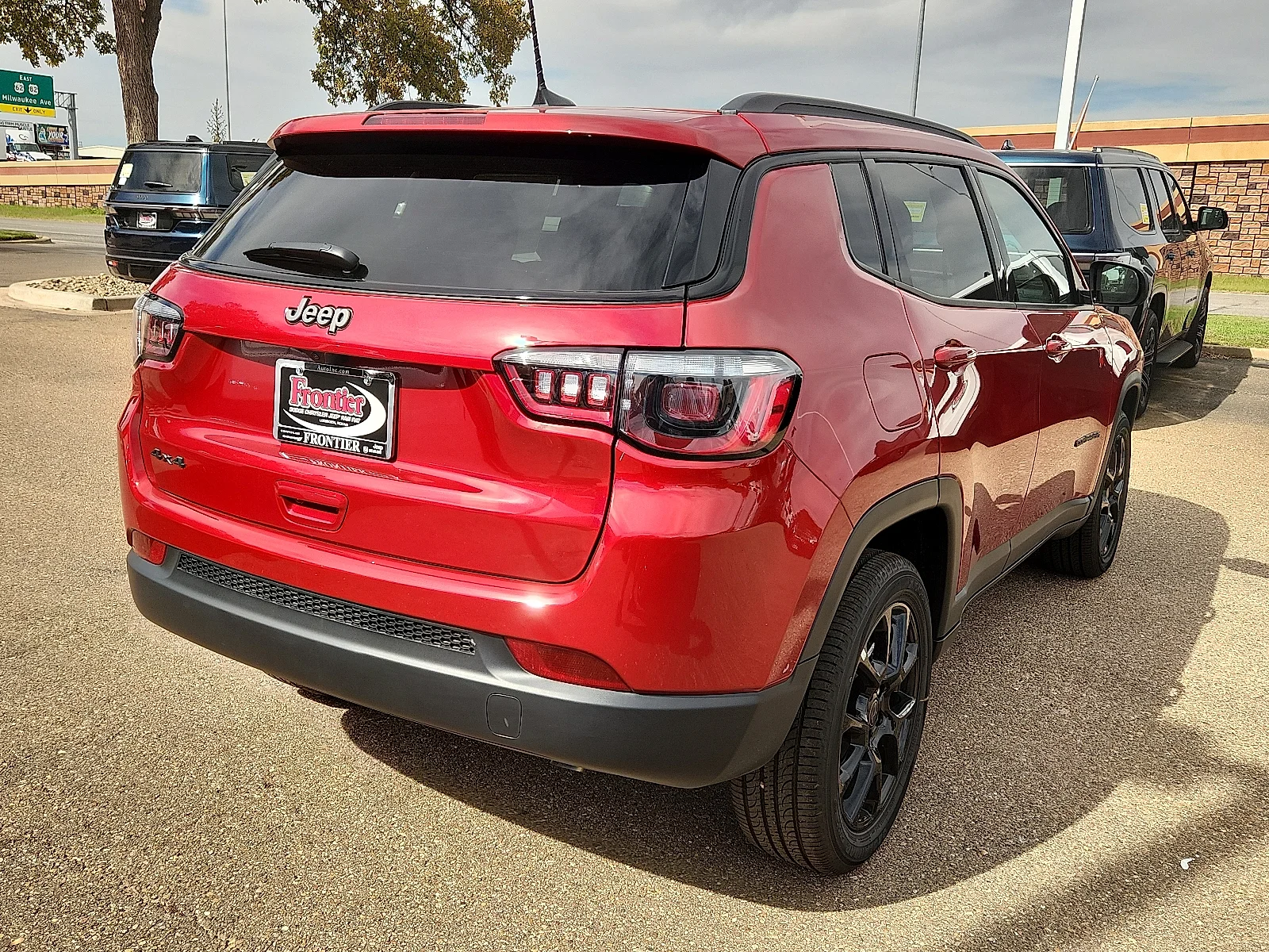 New 2027 Red Hot Pearl-Coat Paint Jeep LATITUDE ALTITUDE 4X4 image 4