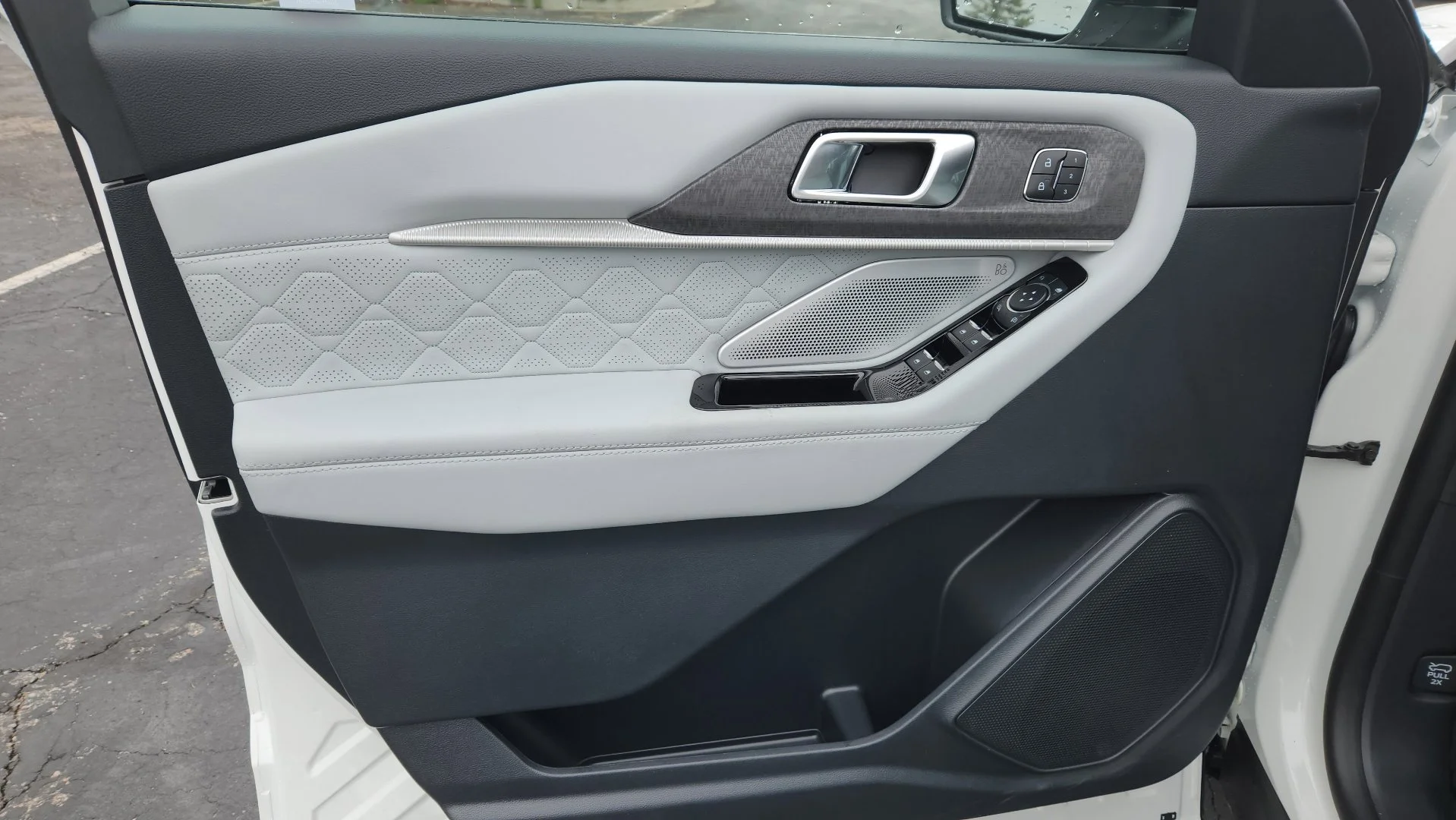 New 2026 Star White Metallic Tri-Coat Ford Platinum image 23