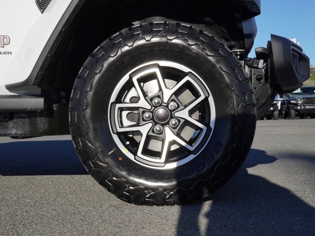 New 2026 Bright White Clear-Coat Exterior Paint Jeep Rubicon image 8