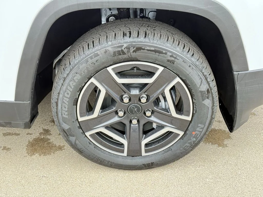 New 2026 Bright White Clear-Coat Exterior Paint Jeep Limited image 9
