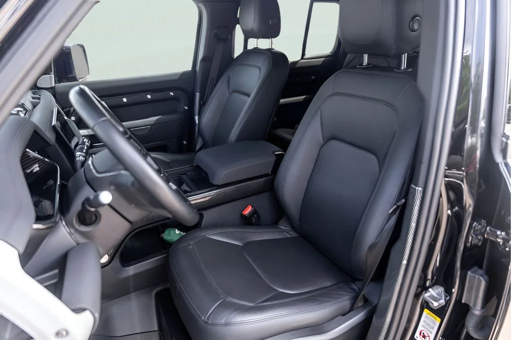 Used 2023  Land Rover SE image 10
