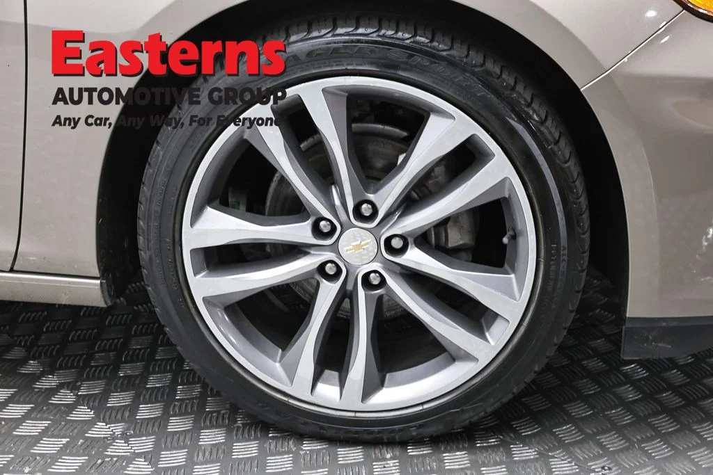 Used 2024 Gray Chevrolet LT image 33
