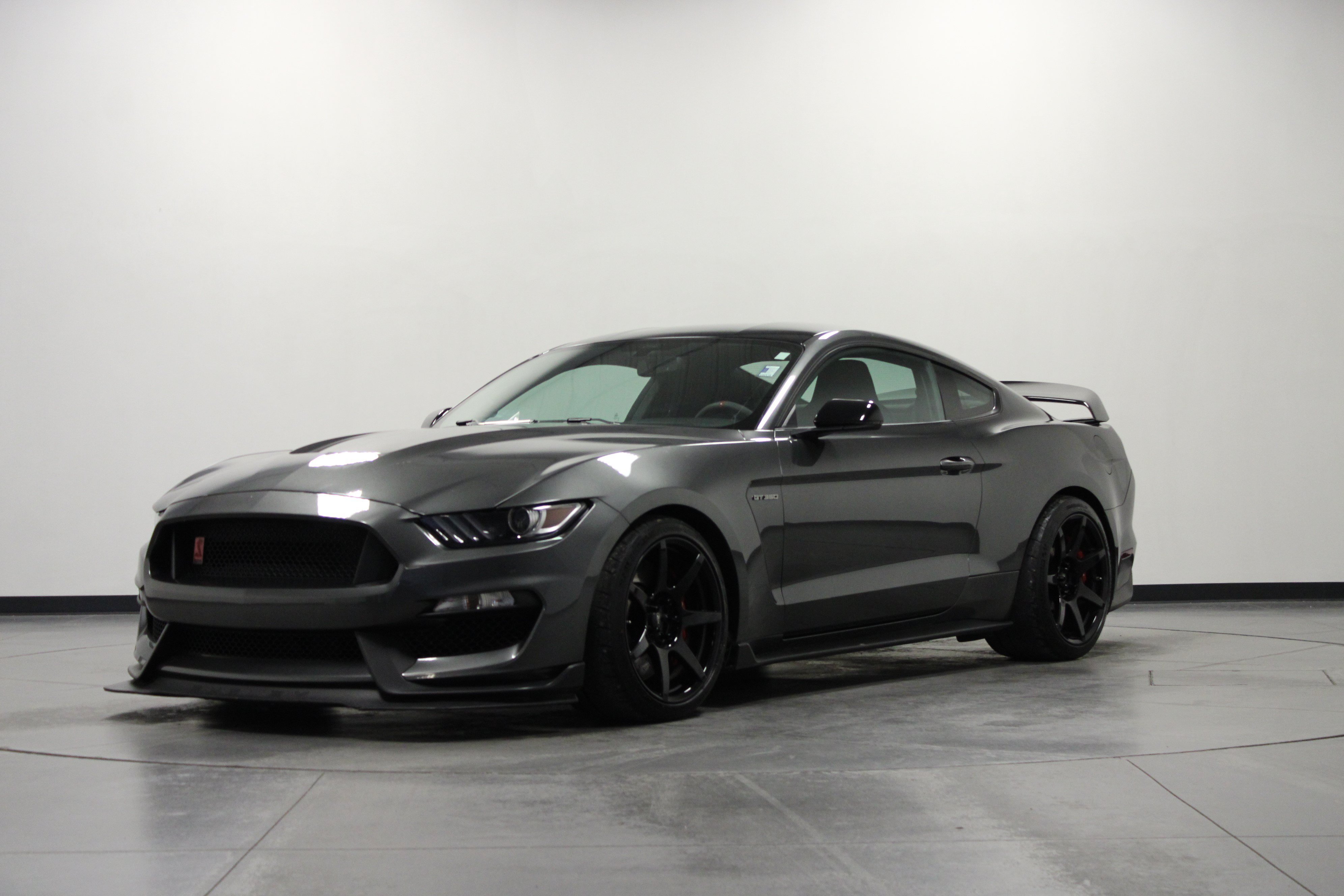 Used 2017 Magnetic Ford Shelby GT350R image 8