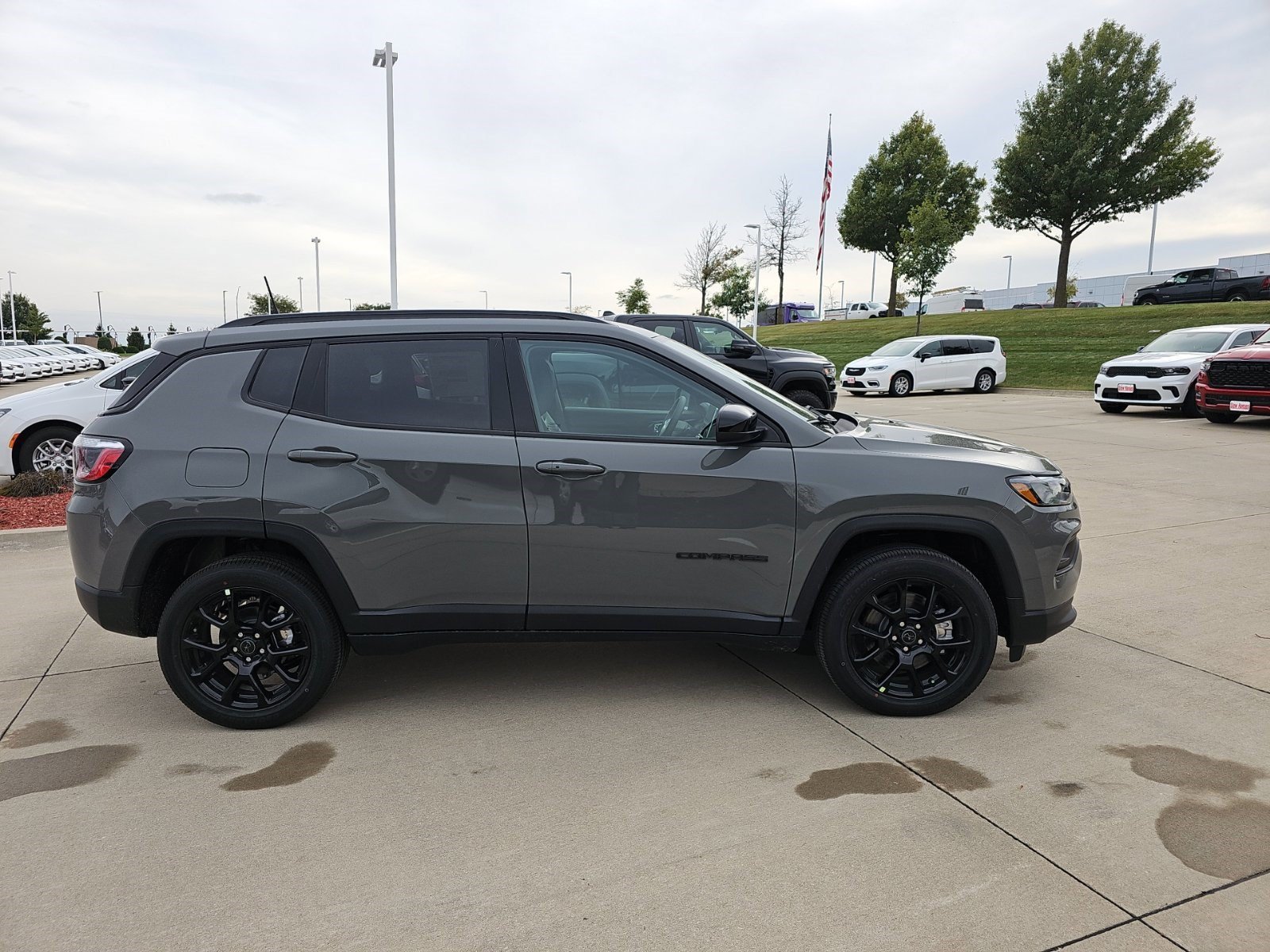 New 2027 Sting-Gray Clearcoat Jeep Latitude Altitude image 6