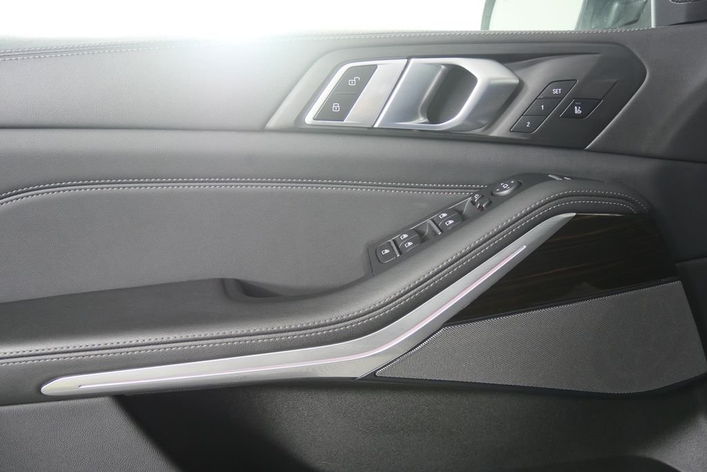 Used 2024 Black Sapphire Metallic BMW xDrive40i image 9