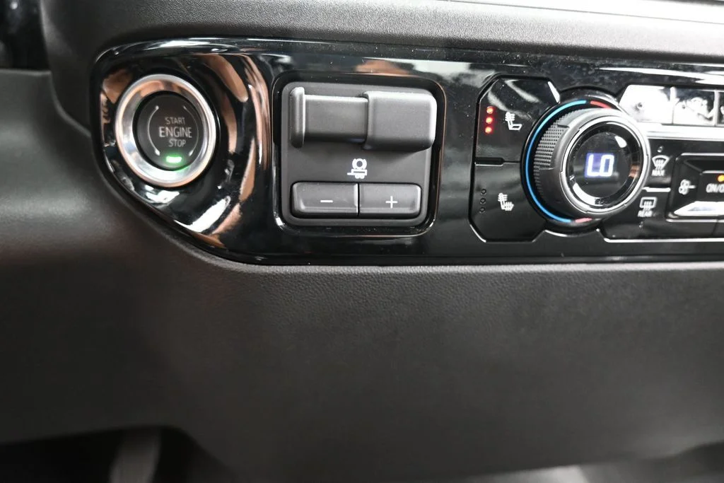Used 2025 Summit White Chevrolet LT image 27