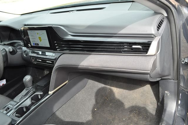 Used 2025  Toyota LE image 19