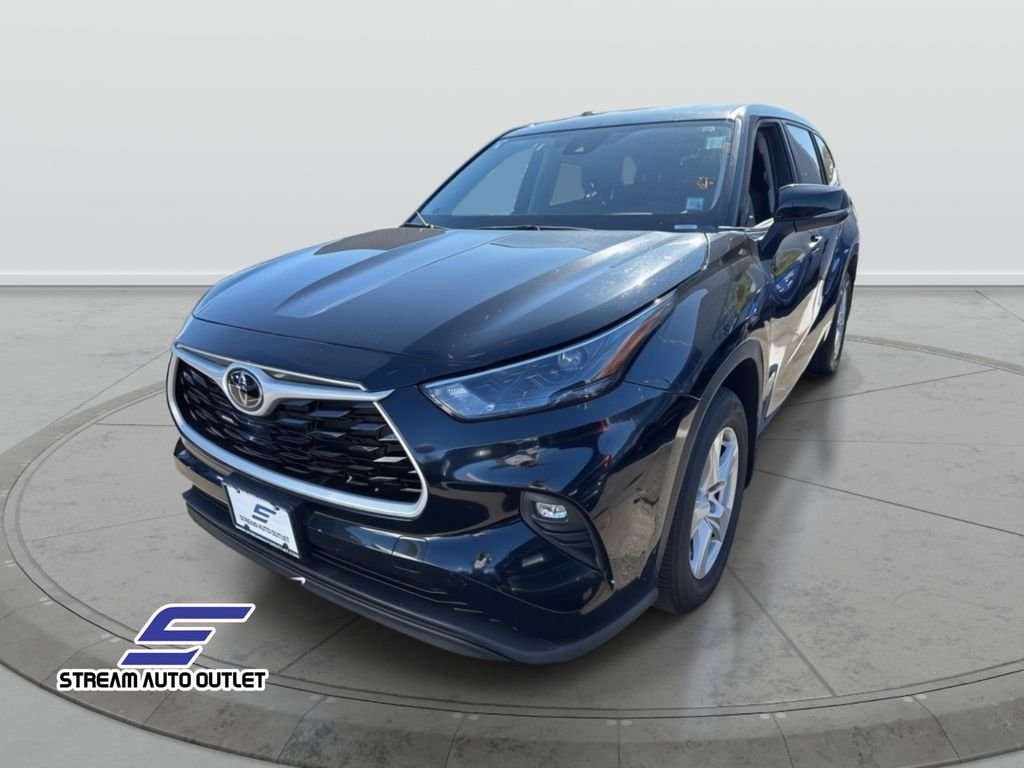 2023 Toyota Highlander LE photo 4