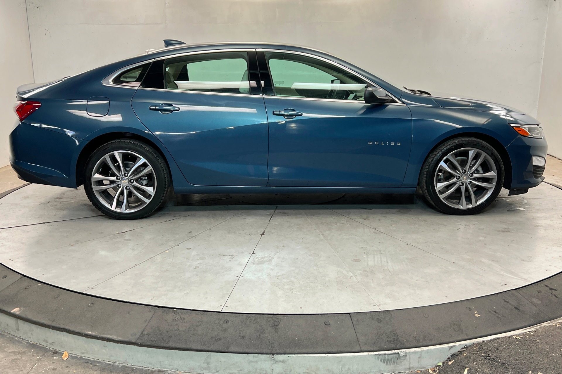 Used 2024 Lakeshore Blue Metallic Chevrolet LT image 7