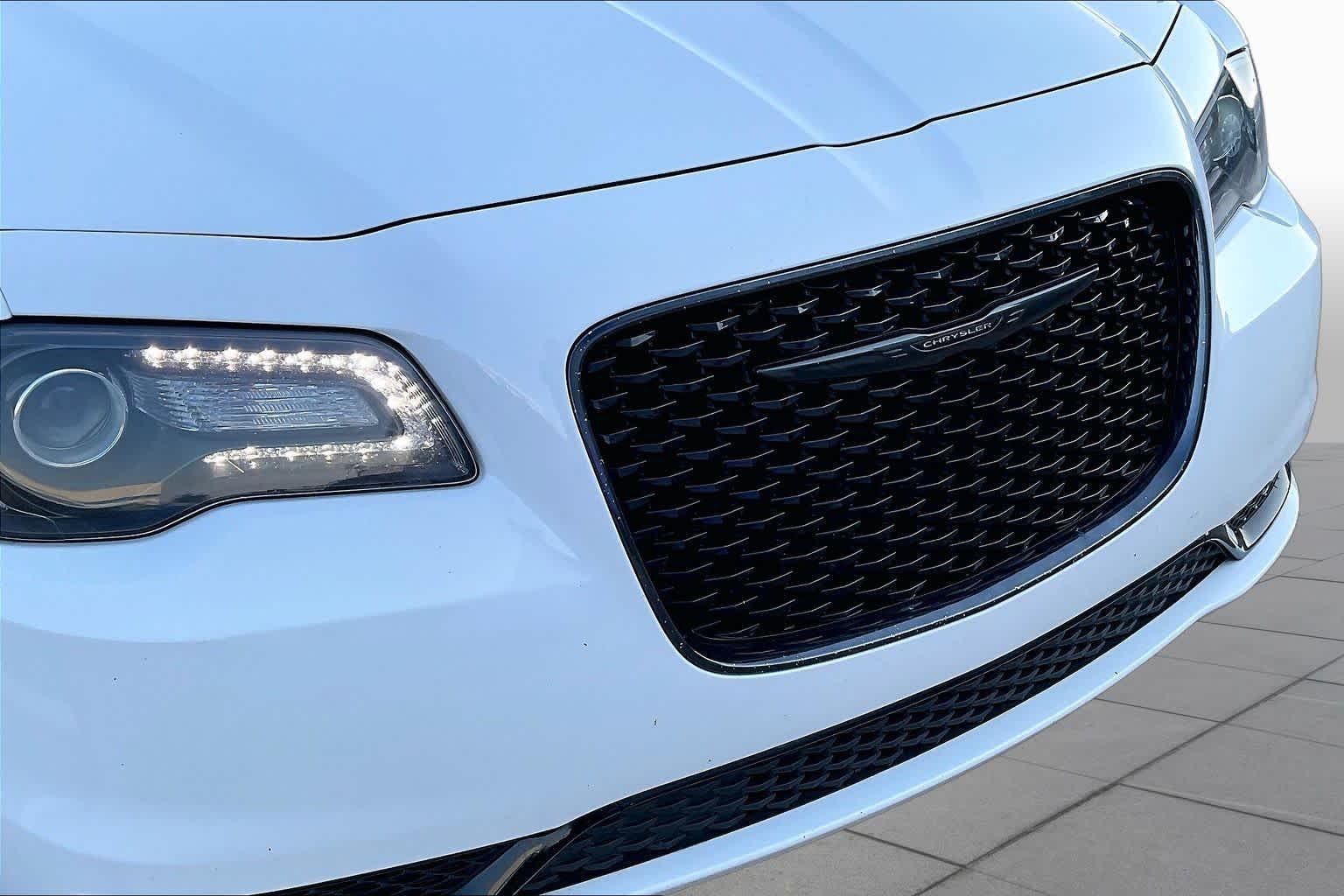Used 2021 Bright White Clearcoat Chrysler Touring image 27