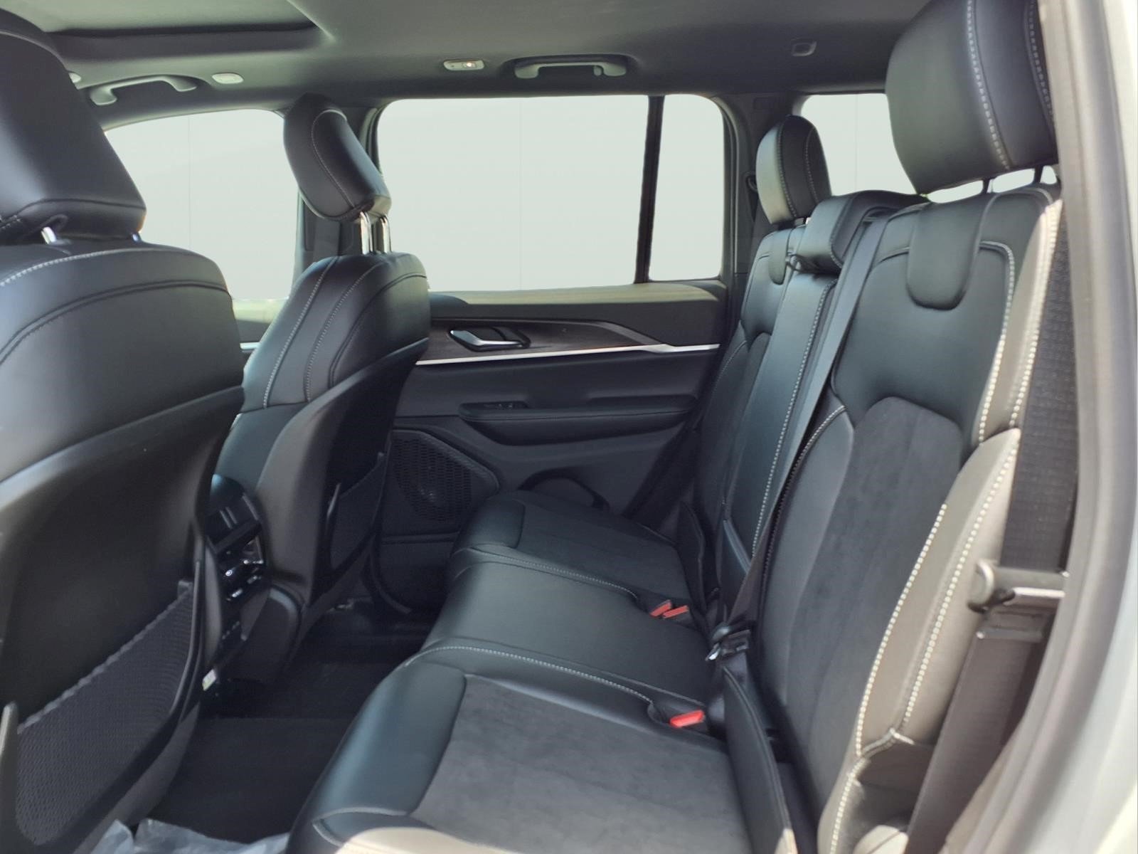 New 2026 Silver Zynith Exterior Paint Jeep Laredo Altitude image 11