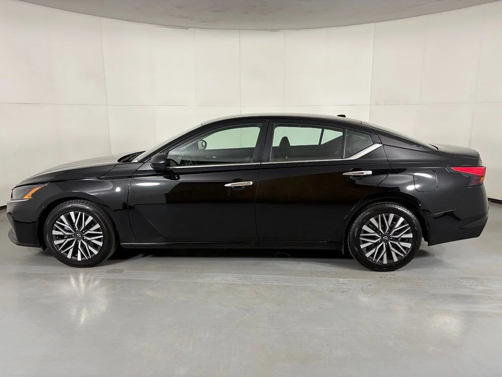 Used 2024 Black Nissan 2.5 SV image 4