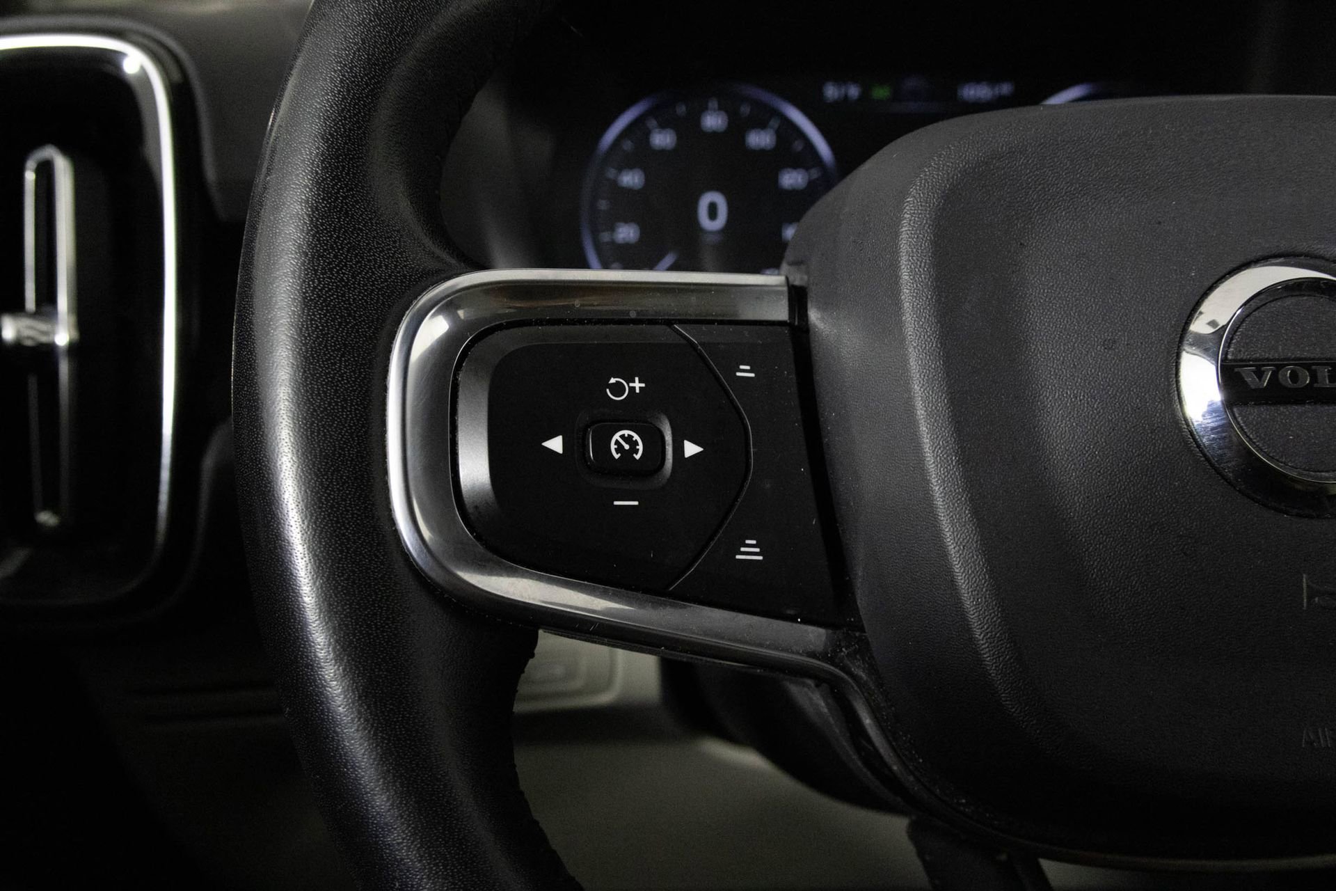 2021 VOLVO XC40 - Image 27