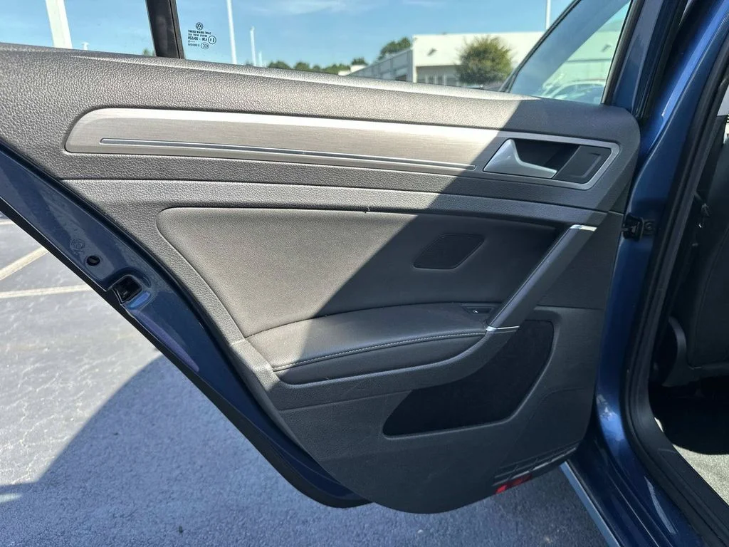 Used 2015  Volkswagen TSI SE 4-Door image 17