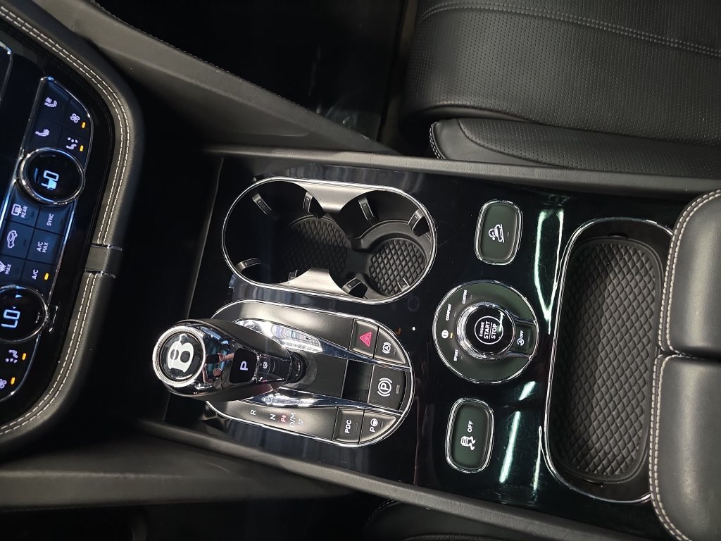 Used 2022 Silver Bentley  image 28