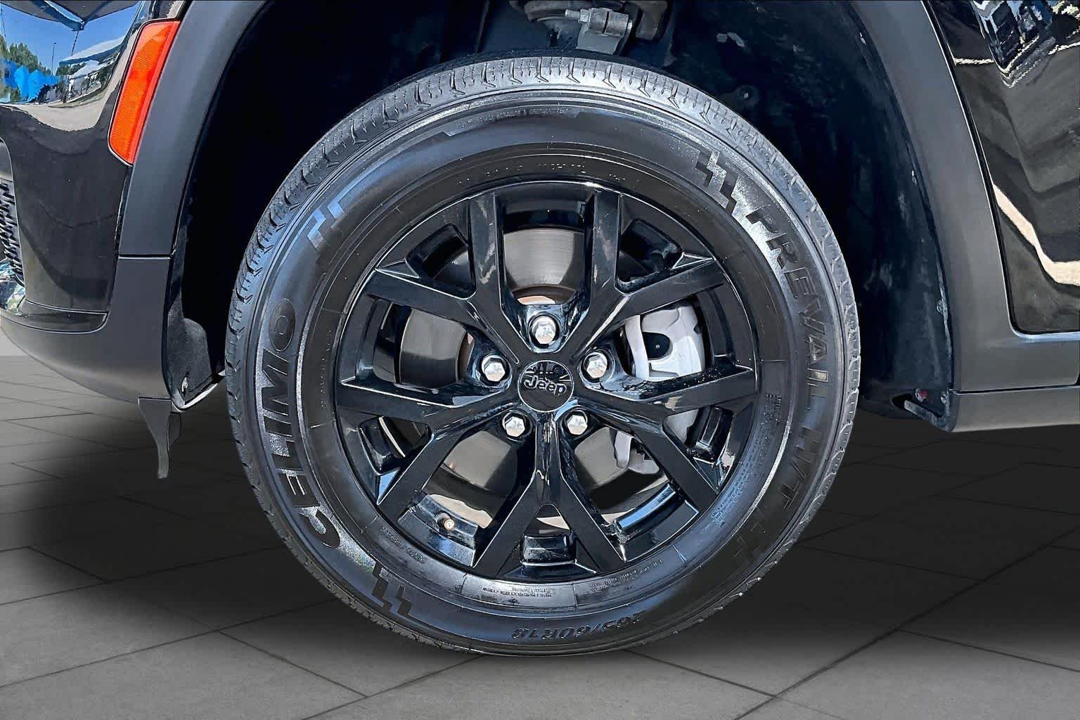 Used 2024 Diamond Black Crystal Pearlcoat Jeep Altitude image 11