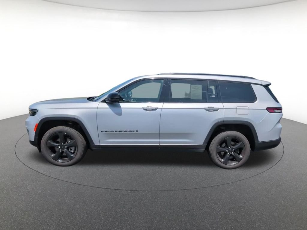 Used 2025 Silver Jeep Limited image 13