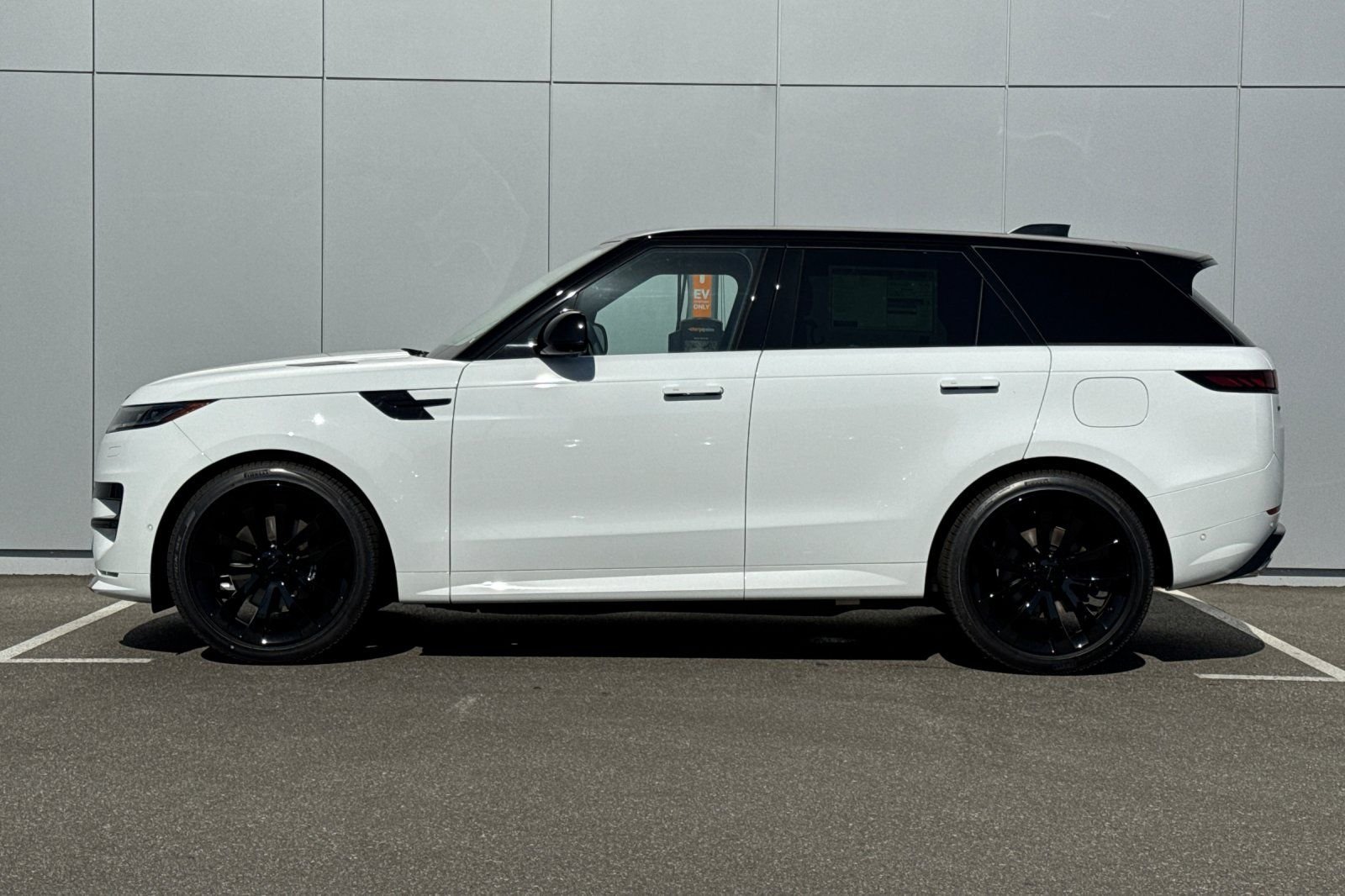 New 2026 Fuji White Land Rover Dynamic SE image 2