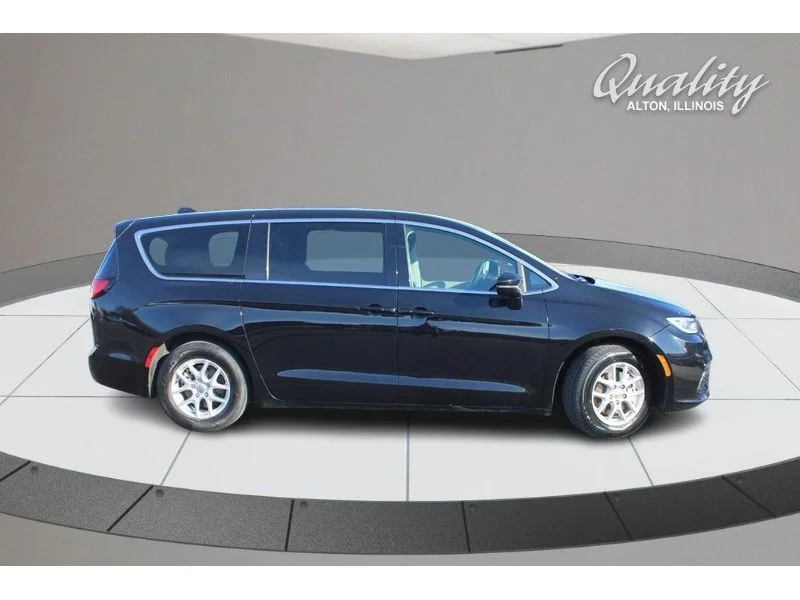 Used 2024  Chrysler Touring L image 3
