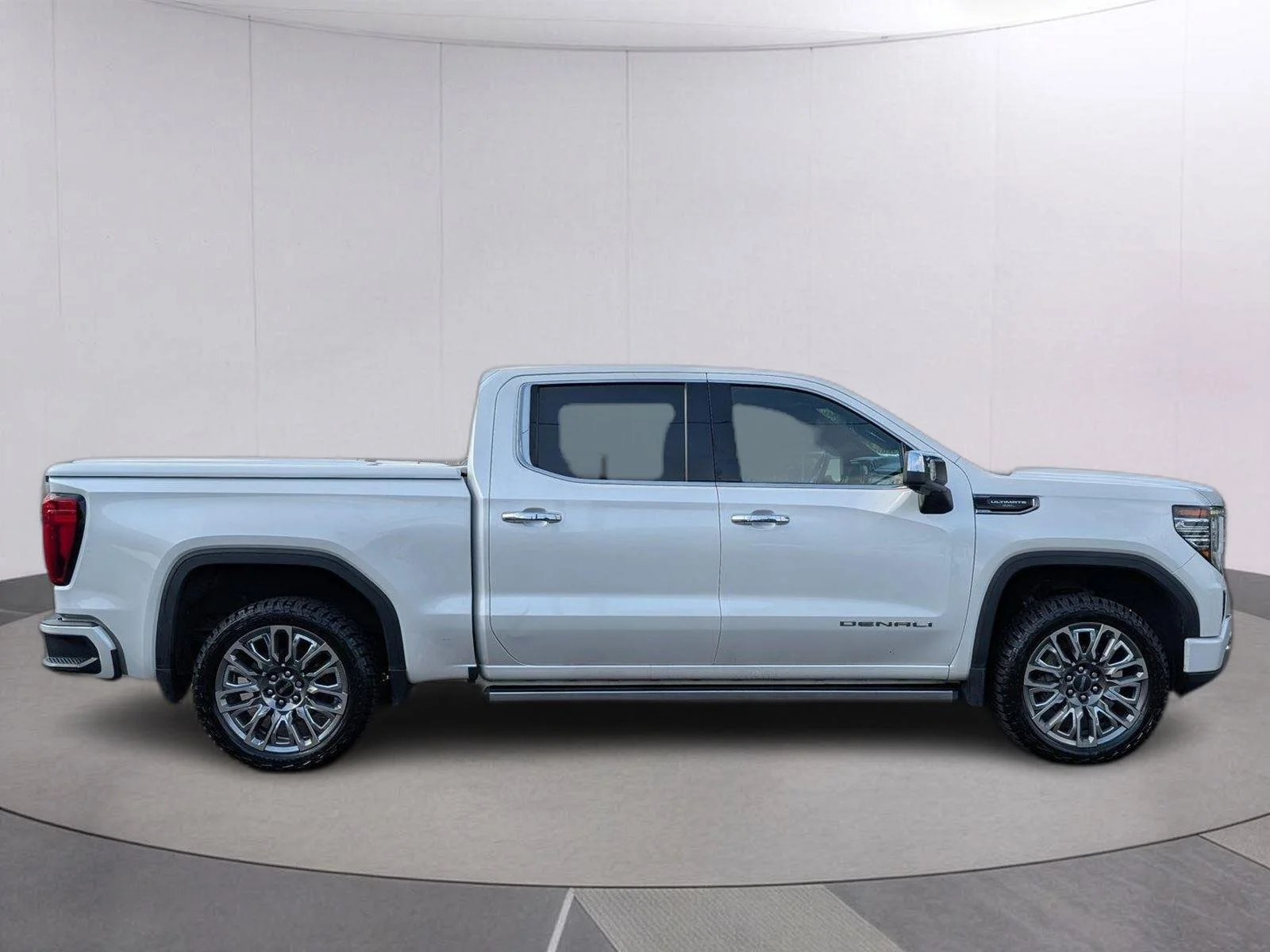 Used 2023 White Frost Tricoat GMC Denali Ultimate image 6