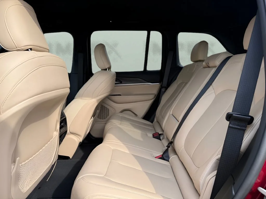 Used 2023  Jeep Limited image 28