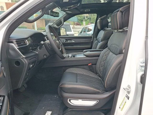 New 2026 Bright White Clear-Coat Exterior Paint Jeep Summit Reserve image 6