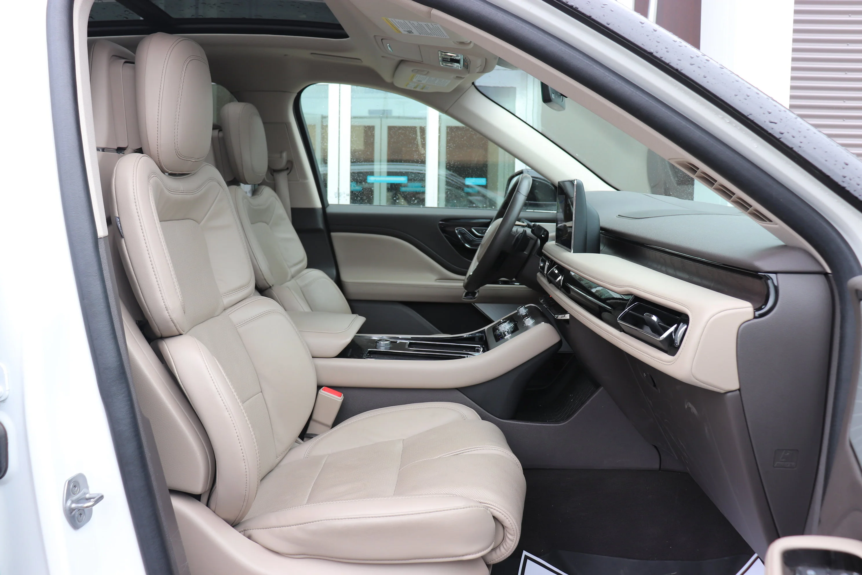 Used 2022 White Lincoln Reserve image 6