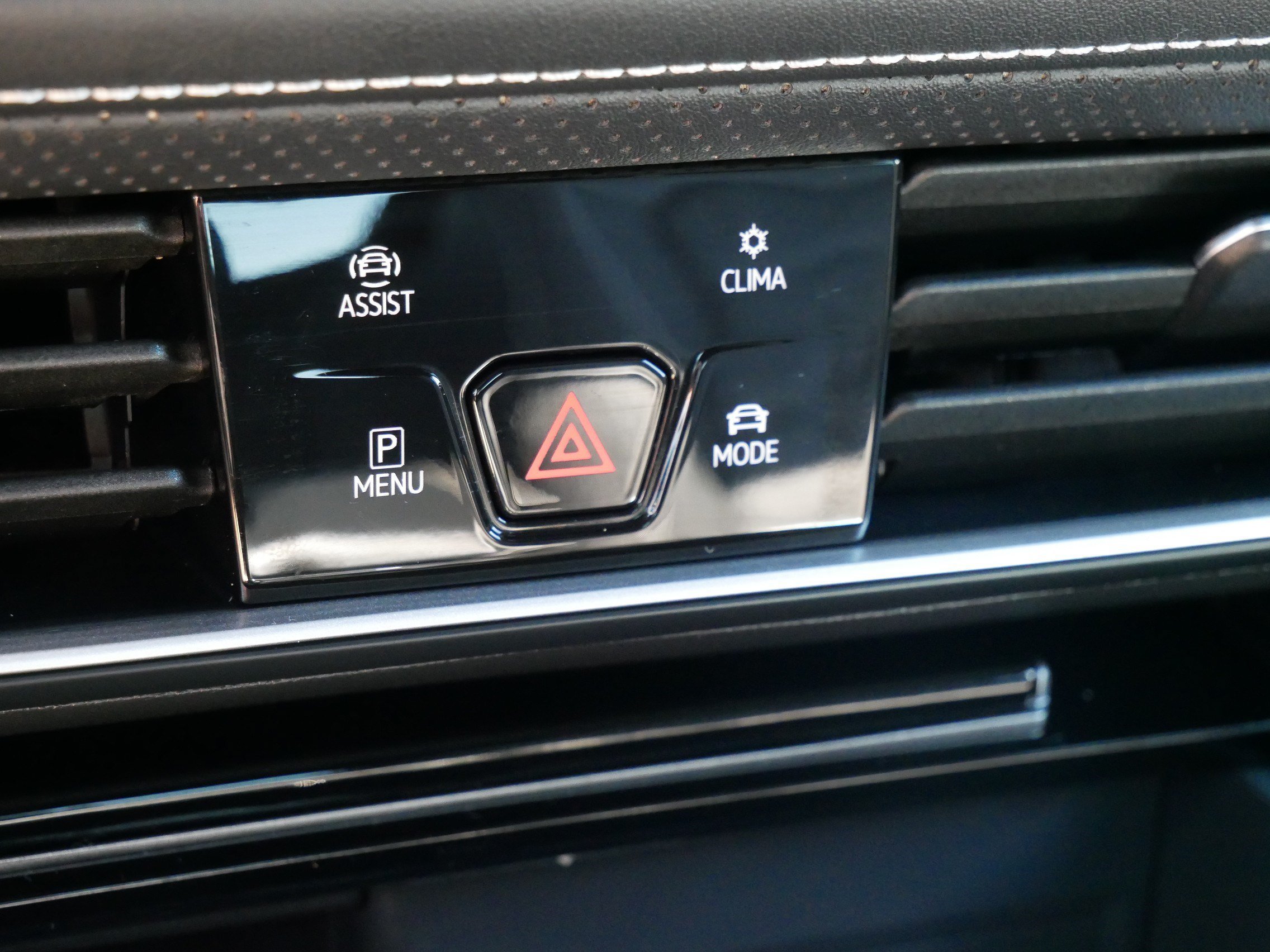 2024 Volkswagen Atlas Cross Sport SE w/Tech - Photo 22