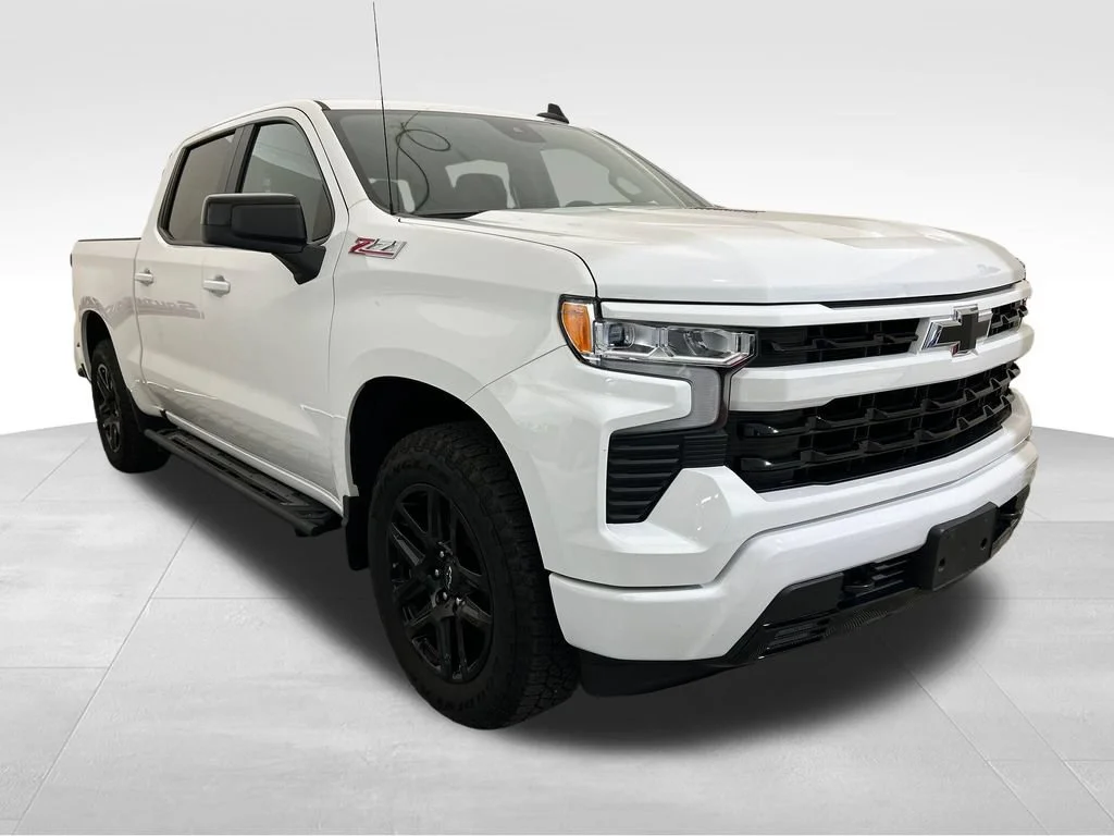 Used 2025 Summit White Chevrolet RST image 9