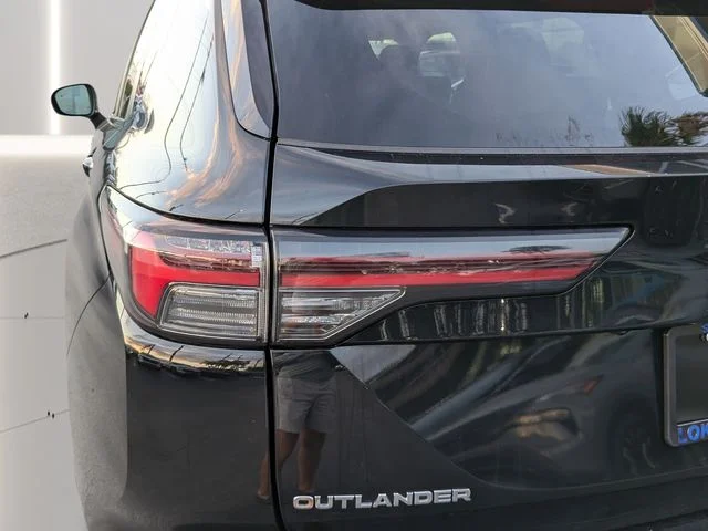 Used 2025 Black Mitsubishi SE image 8