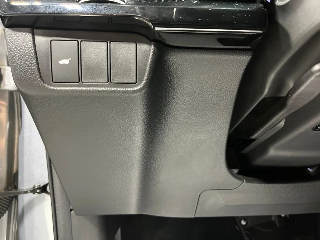 Used 2026 Solar Silver Metallic Honda EX-L image 13