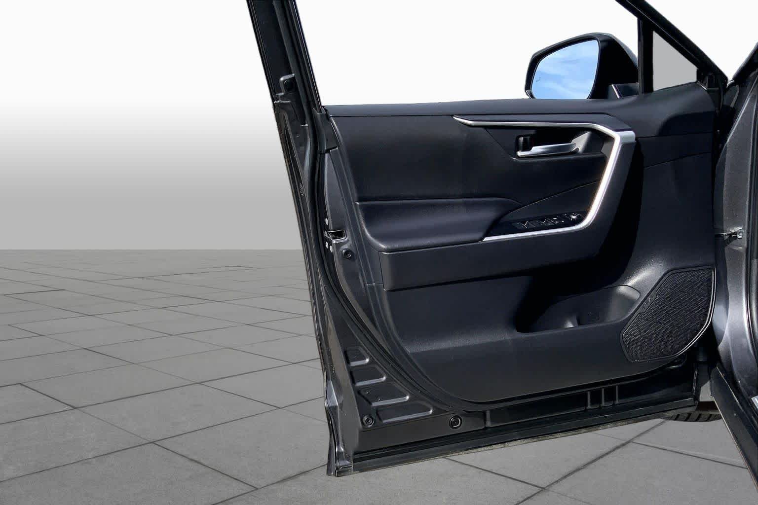 Used 2025 Magnetic Gray Metallic Toyota Hybrid XLE image 40