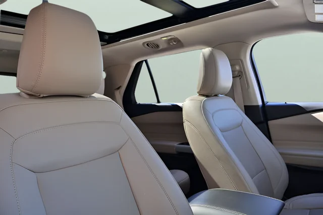 Used 2023 White Ford Limited image 19