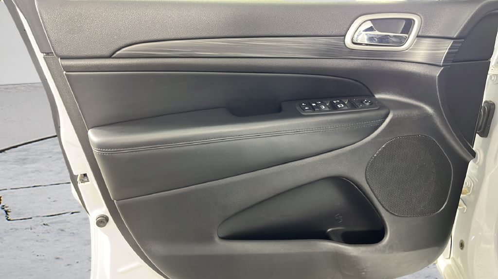 Used 2019 White/off-white Jeep Altitude image 14