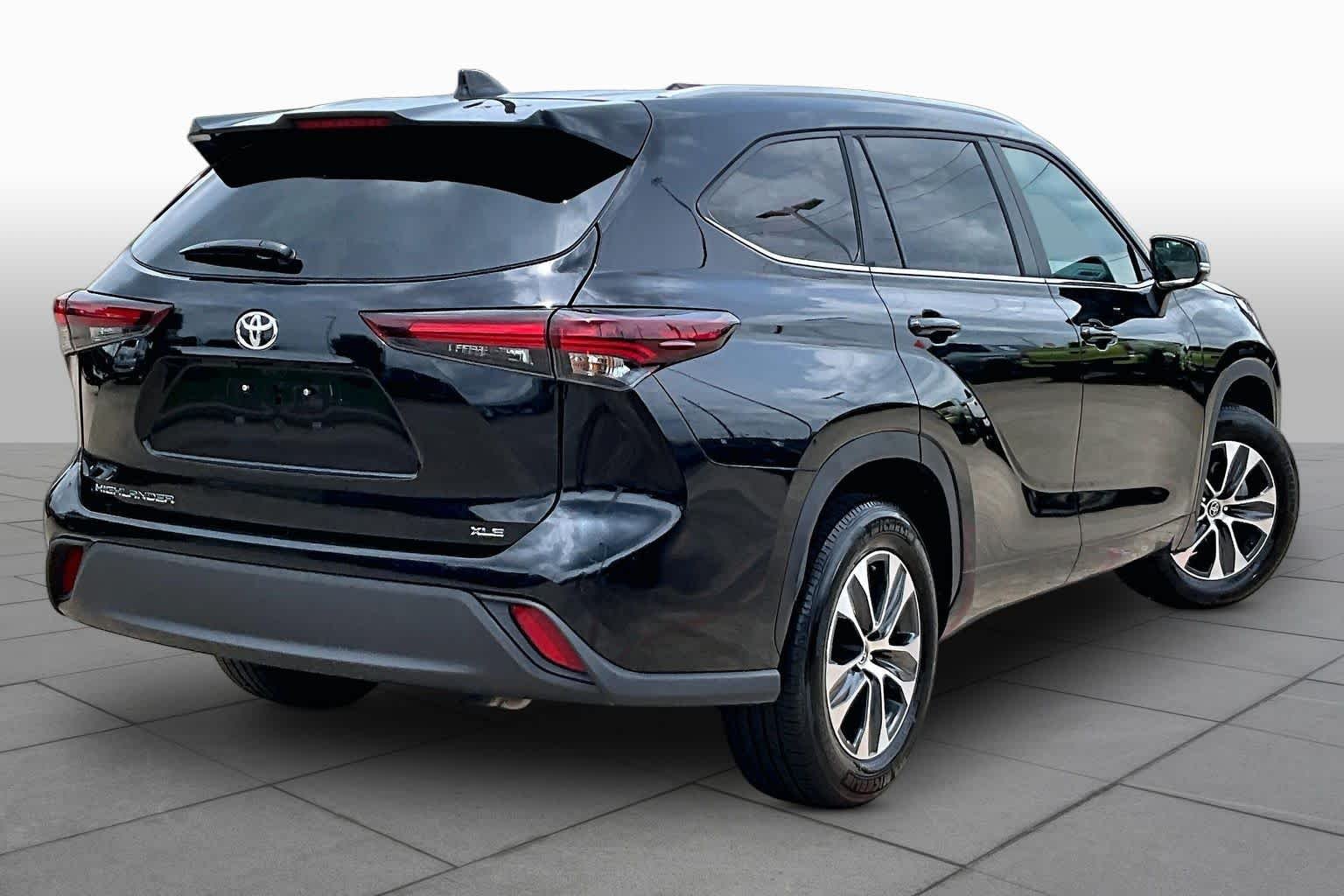 Used 2025 Midnight Black Metallic Toyota XLE image 13