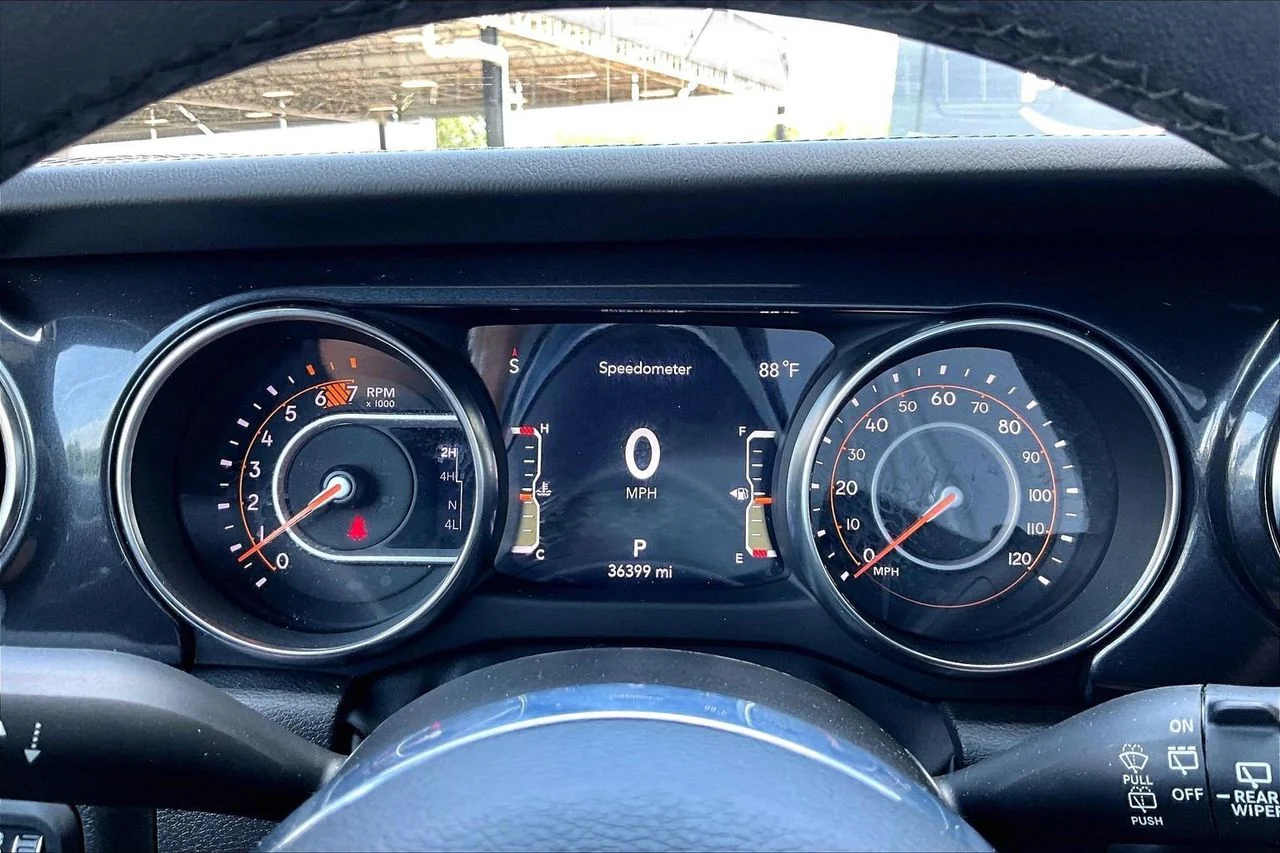 Used 2023 Silver Jeep Sahara image 9