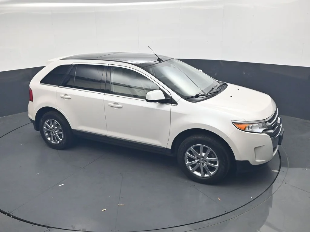 Used 2011 White Platinum Clearcoat Metallic Ford Limited image 29